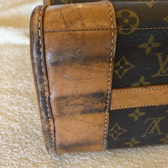 Louis Vuitton Travel Bag. - Picture 9 of 12